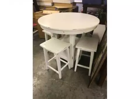 Round Rustic Table with 4 stools and 1 leaf